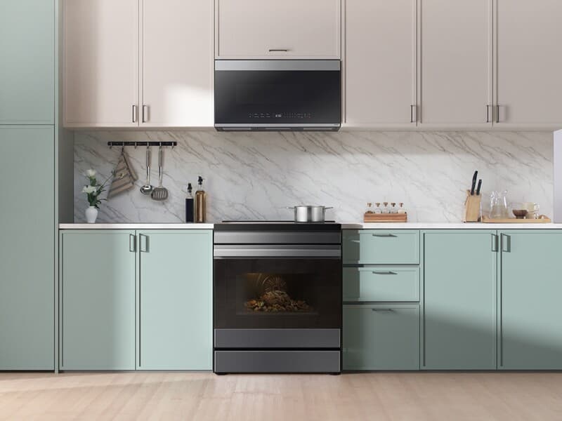 Bespoke 6.3 cu. ft. Smart Slide-In Induction Range with Ambient Edge Lighting™ & Air Sous Vide in Matte Black Steel view 5