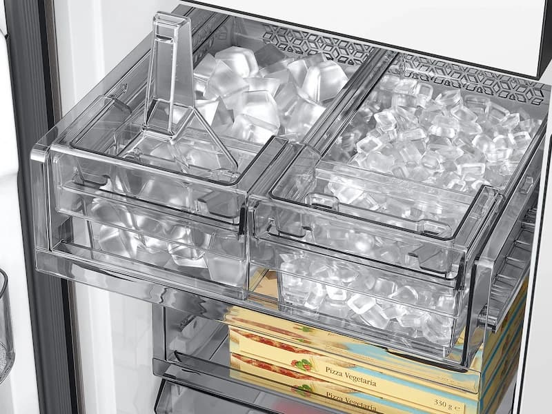 Bespoke Counter Depth 4-Door Flex™ Refrigerator (23 cu. ft.) with Beverage Center™ in White Glass view 10