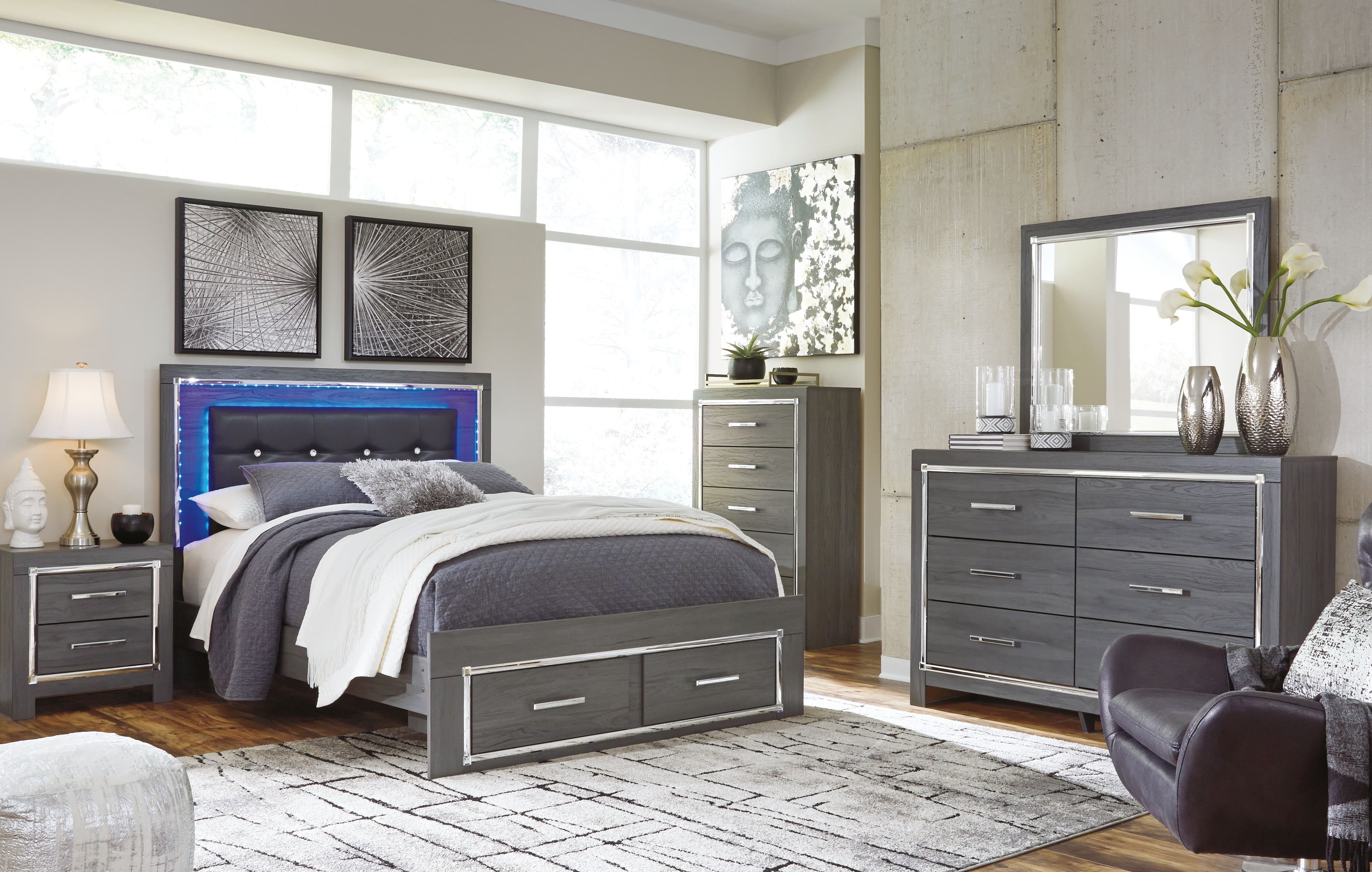 Lodanna - 7 Pc. - Dresser, Mirror, Chest, Queen Platform Bed with 2 Storage Drawers - Gray