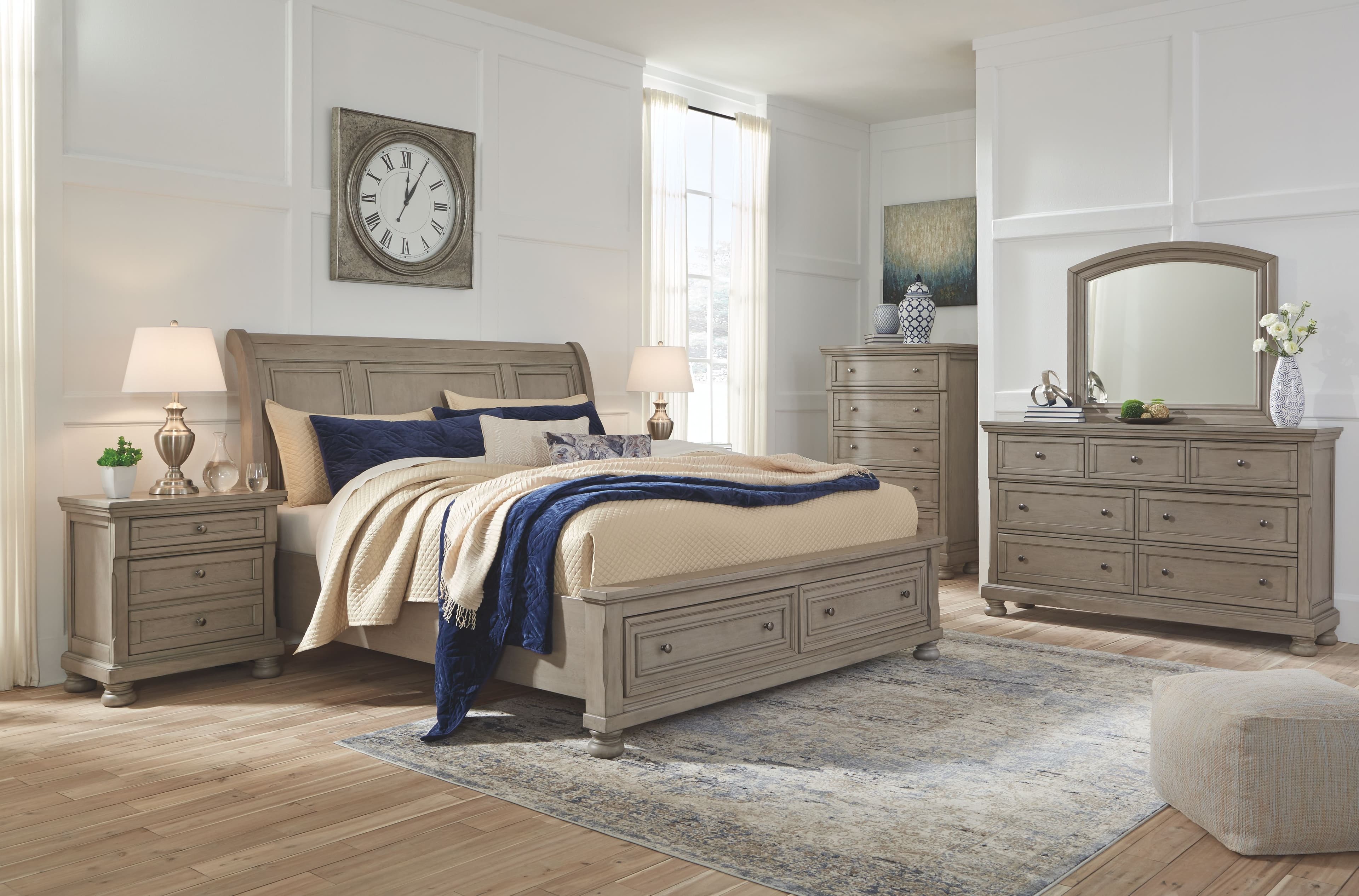 Lettner - 8 Pc. - Dresser, Mirror, Chest, California King Sleigh Bed, 2 Nightstands - Light Gray
