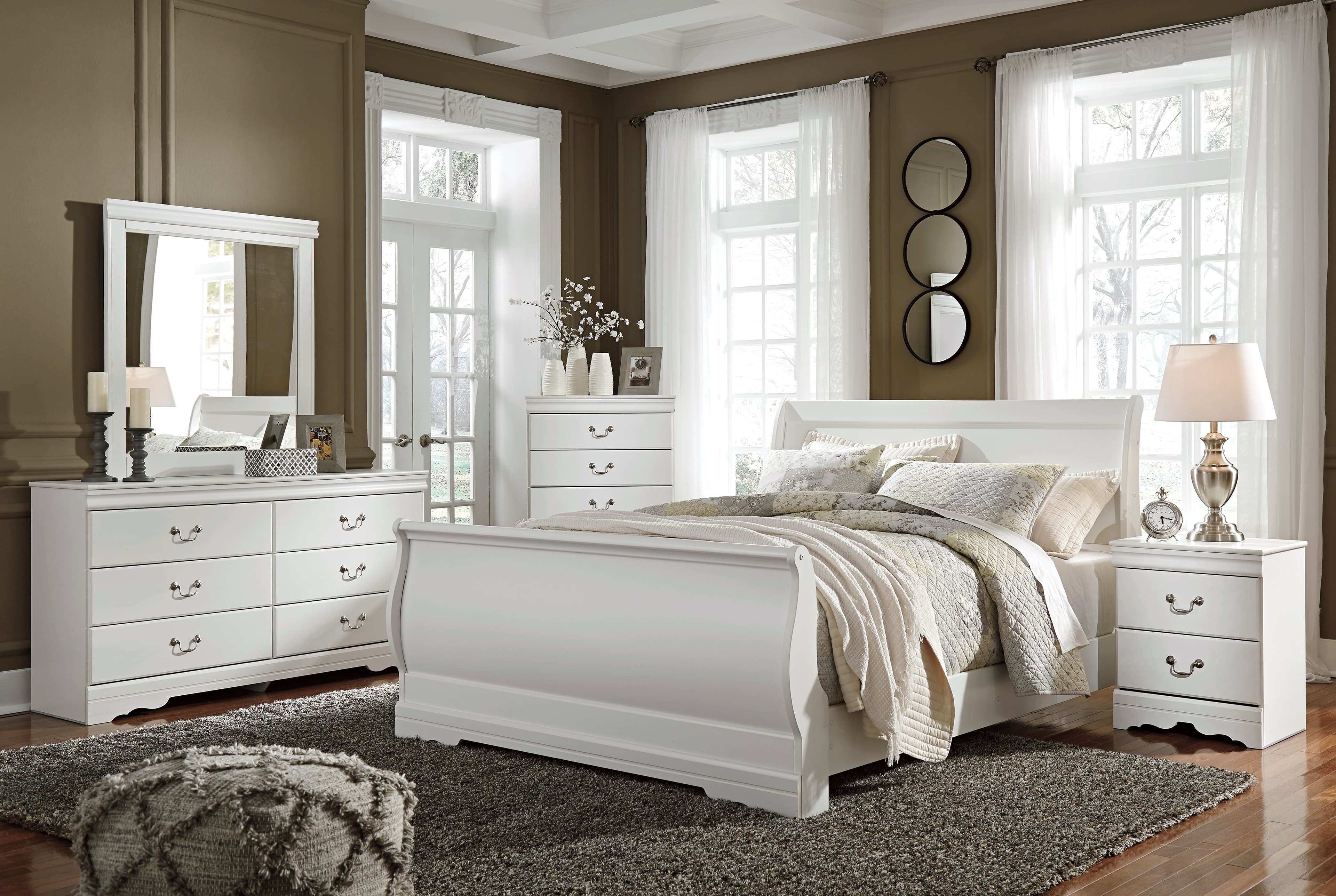 6 Pc. · Dresser, Mirror, Chest, Queen Sleigh Bed