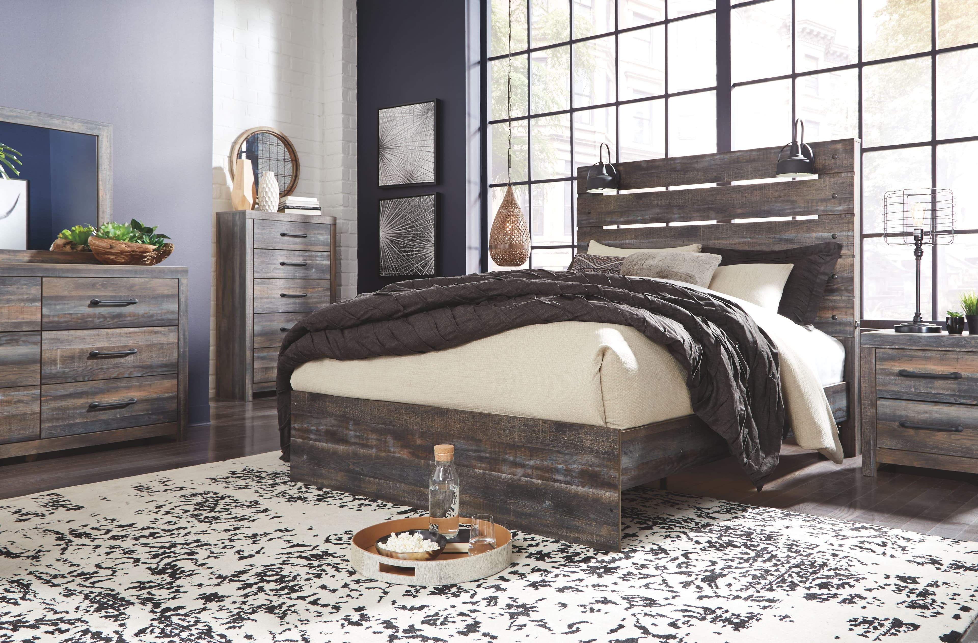 7 Pc. · Dresser, Mirror, Queen Panel Bed, 2 Nightstands